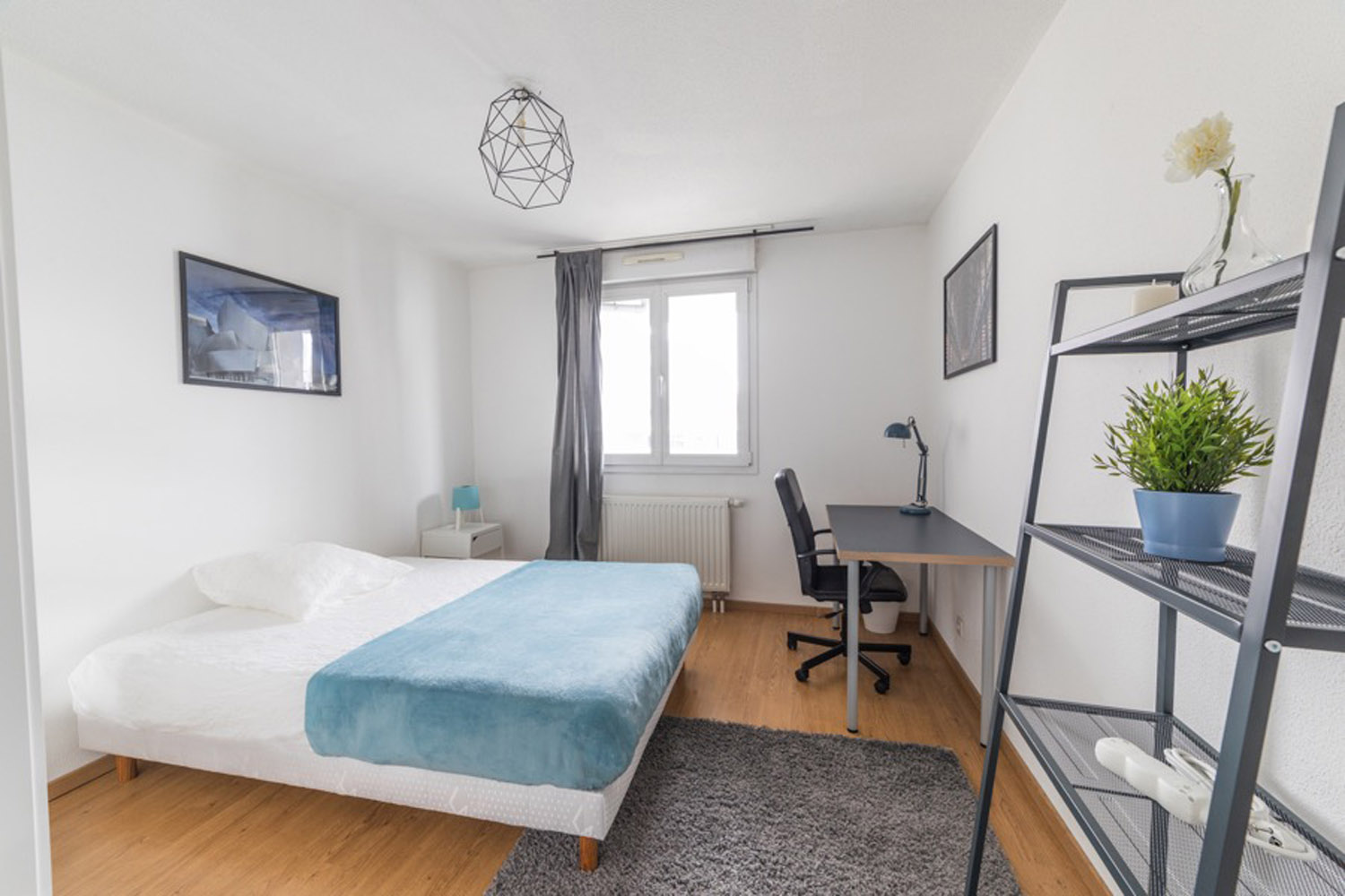 Belle chambre lumineuse – 16m² - ST62
