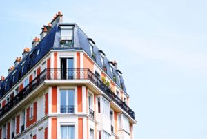 Appartement parisien avec ciel bleu