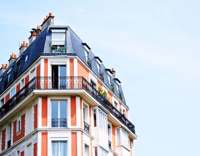 Appartement parisien avec ciel bleu