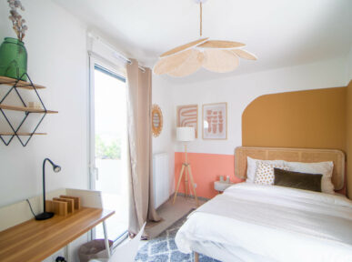 chambre à louer à Lyon (69) par Colivys, mur jaune, mur orange, bureau en bois, décoration épurée, rideau beige, porte fenêtre