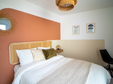 chambre à louer à Lyon (69) par Colivys, mur orange, mur beige, chaise noir, miroir avec cadre en bois