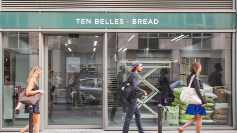 Boulangerie Ten Belles Bread avec des passants à Paris