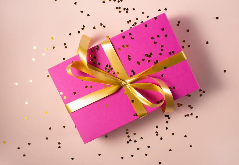 Top 10 Des Cadeaux À Offrir À Son Colocataire, Paquet Cadeau Avec Des Paillettes En Forme De Coeur