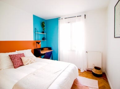 Chambre à louer à Saint Denis (93) par Colivys, mur bleu, mur orange, décoration moderne, fenêtre lumineuse