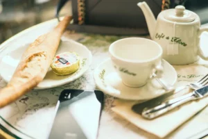Thé et tartines dans un café à Paris