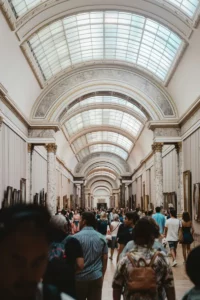 Personnes à l'ntérieur du Musée du Louvre à Paris