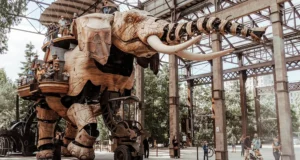 Vue de l Elephant l un des animaux articules emblematiques des Machine de l Ile de Nantes