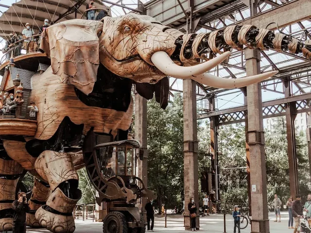 Vue de l Elephant l un des animaux articules emblematiques des Machine de l Ile de Nantes