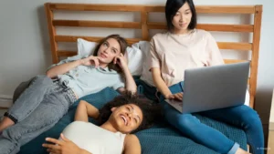 Coliving Stage - Illustration colocataires en train de travailler et de parler sur un lit