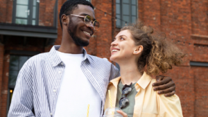 Couple se regardant pour illustrer l'article Logement etudiant couple : le guide complet pour s'installer à deux