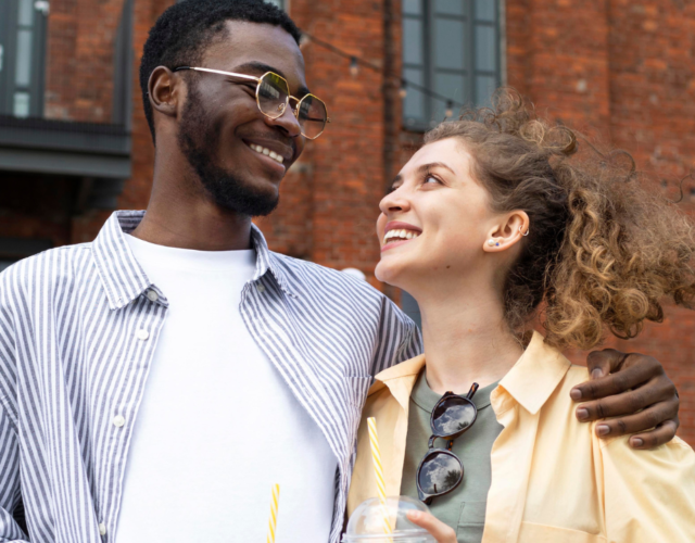 Couple se regardant pour illustrer l'article Logement etudiant couple : le guide complet pour s'installer à deux