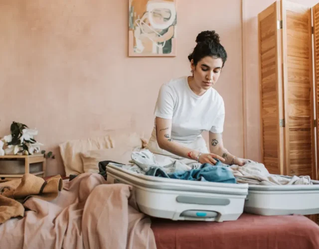 Checklist emmenagement coliving- Femme faisant sa valise